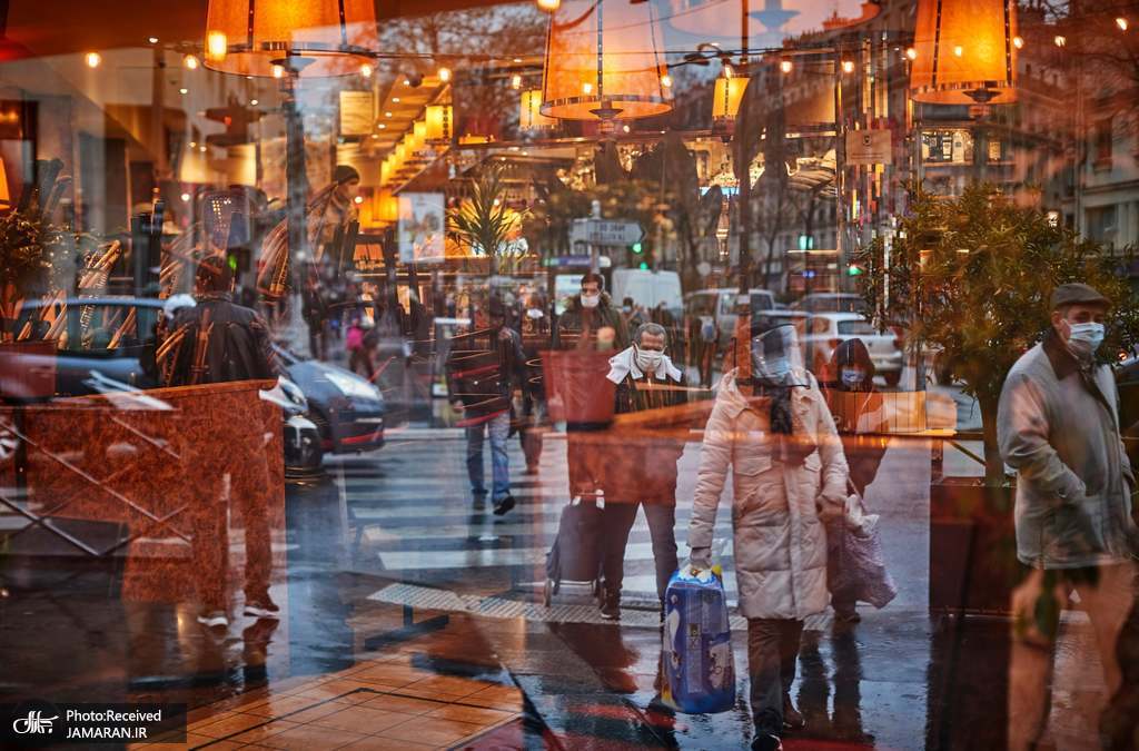 انعکاس تصویر مردم در پنجره بسته رستوران ها + عکس