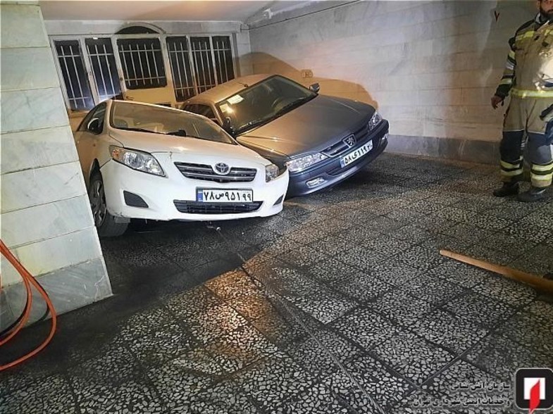 پارکینگی در تهران سواری پژو پرشیا و تویوتا را بلعید + عکس