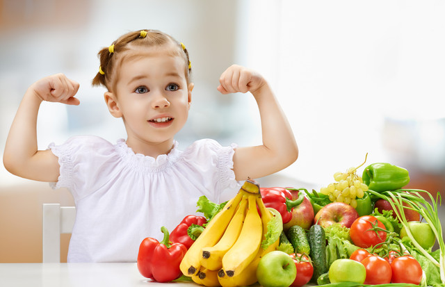 از چند ماهگی به کودک میوه بدهیم؟  