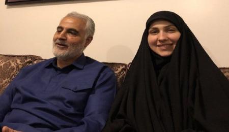 عکس یادگاری دختر شهید عماد مغنیه با حاج قاسم + عکس