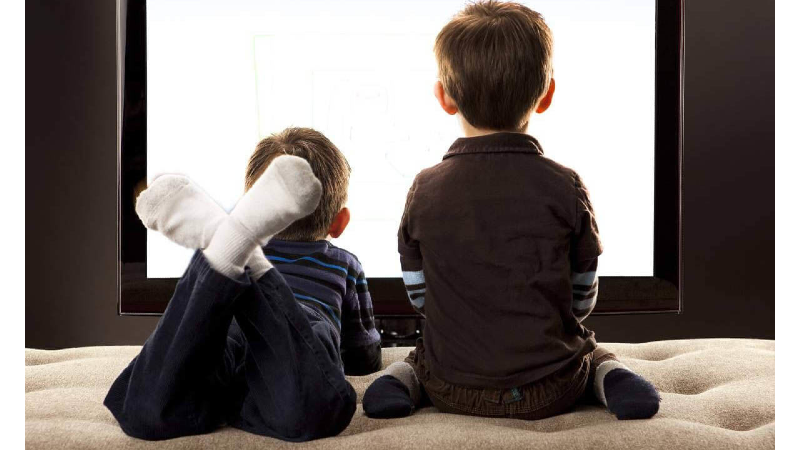  تماشای تلویزیون برای کودکان زیر ۴ سال ممنوع+ علت