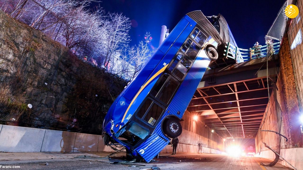 معلق شدن اتوبوس روی پل روگذر در نیویورک + عکس