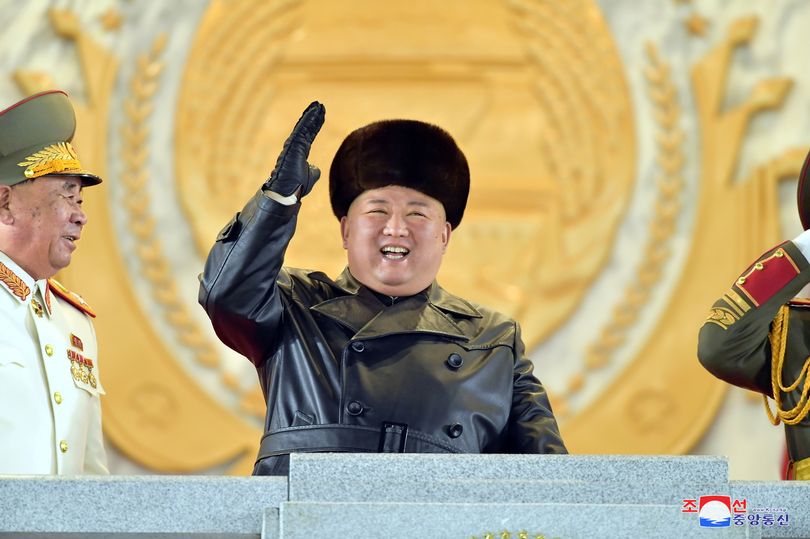 رونمایی کره شمالی از «قدرتمندترین سلاح جهان» در برابر ژست خندان کیم جونگ اون + عکس 