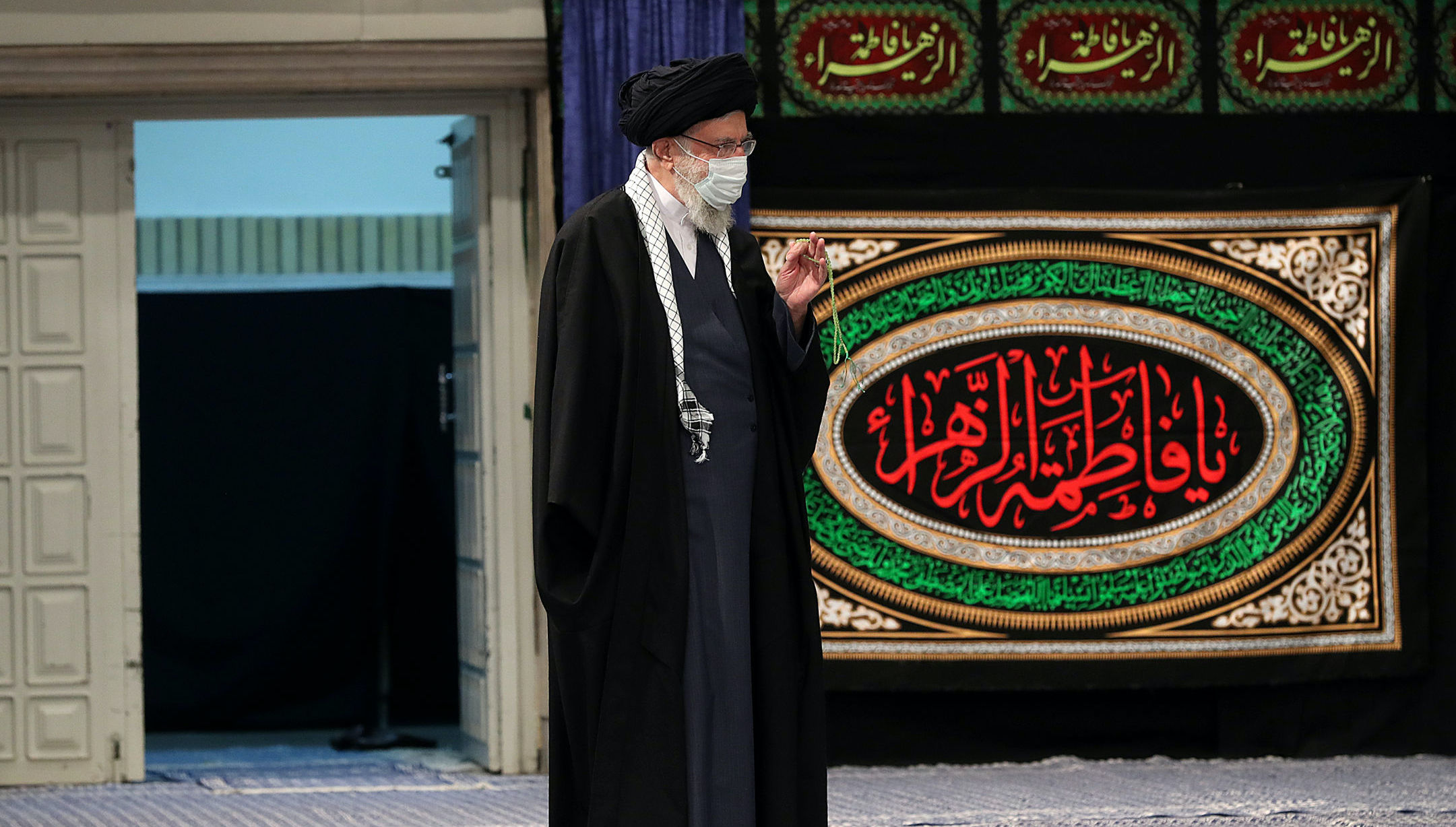 لحظه ورود رهبر انقلاب در مراسم عزاداری شام شهادت حضرت فاطمه‌ زهرا(س) + عکس