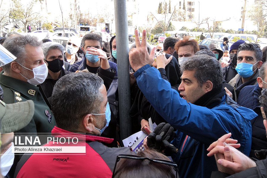 تجمع مال باختگان مقابل ساختمان بورس تهران + عکس