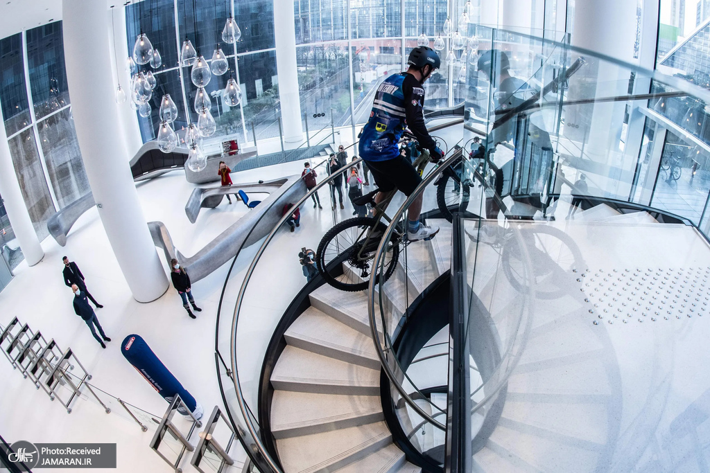 صعود از پله های برج 33 طبقه با دوچرخه + عکس