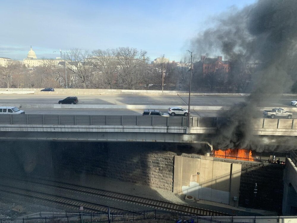دود و آتش اطراف ساختمان کنگره آمریکا + عکس