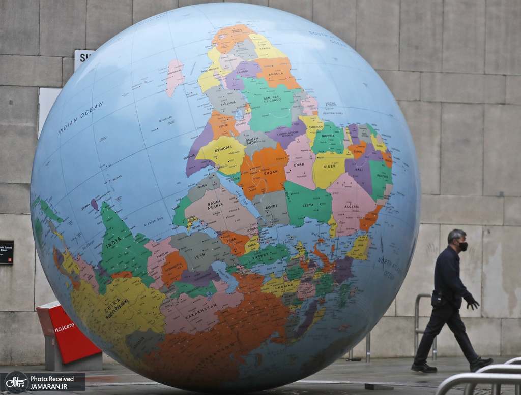 مجسمه غول پیکر کره ای زمین در لندن + عکس