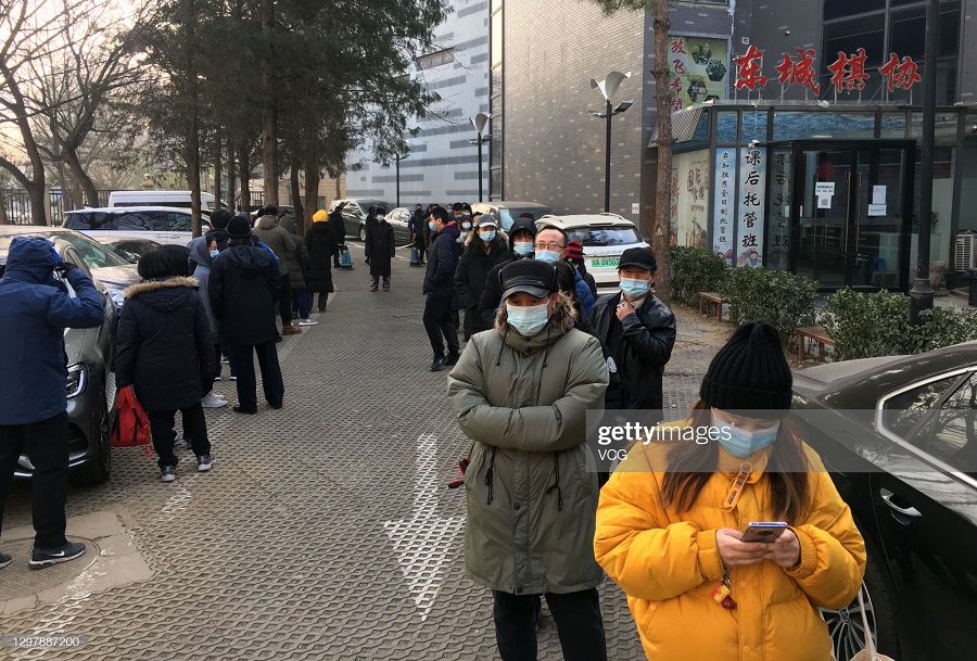 صف چینی ها برای تست کرونا در خیابان + عکس