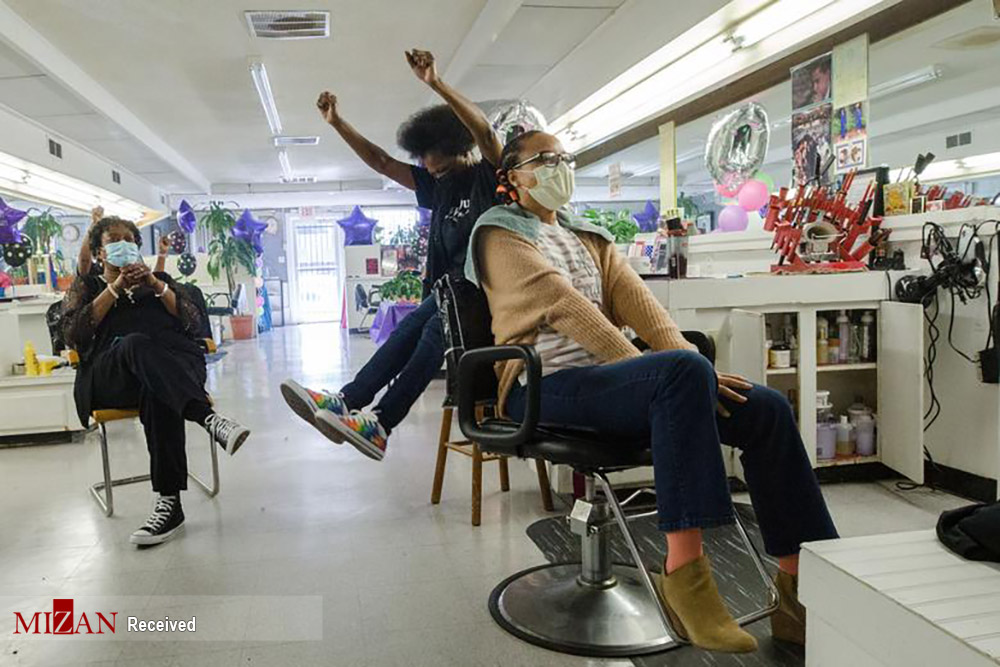 واکنش خانواده های آمریکایی هنگام تماشای تحلیف بایدن از تلویزیون + عکس