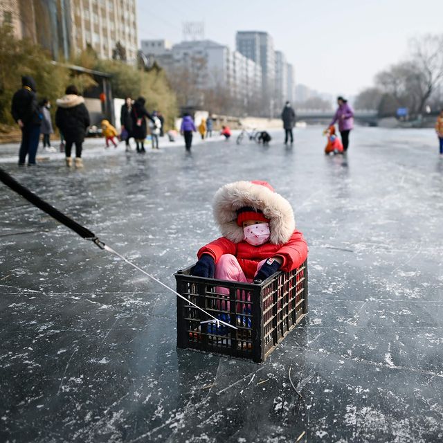  یک کودک در رودخانه یخ زده پکن + عکس