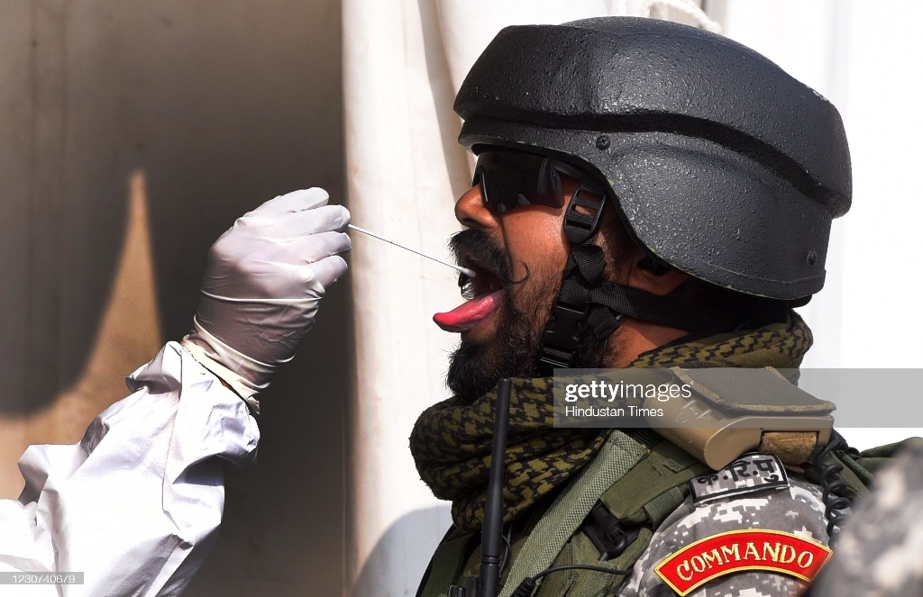 گرفتن آزمایش کرونا از نظامیان پیش از رژه + عکس