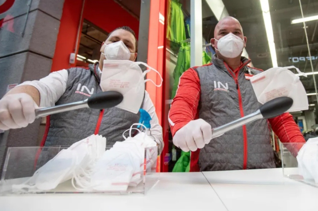 توزیع ماسک در وین اتریش + عکس