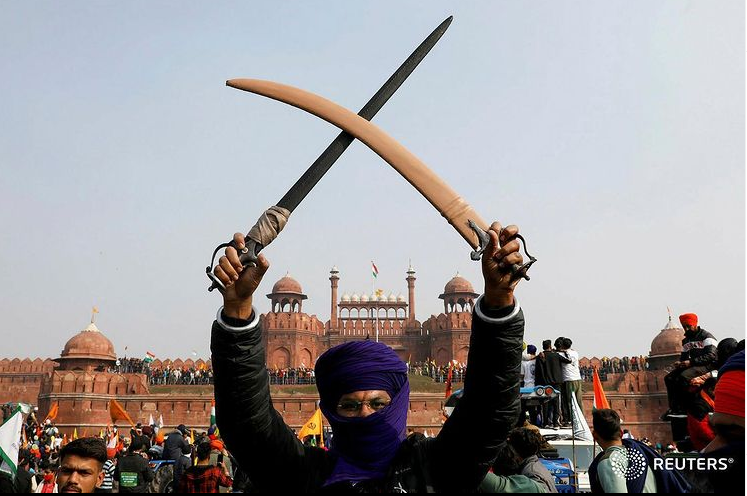 شمشیر کشی یک کشاورز معترض هندی + عکس