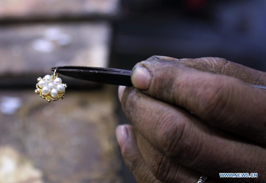  صنعتگر بغدادی در حال کار بر روی یک قطعه جواهر + عکس