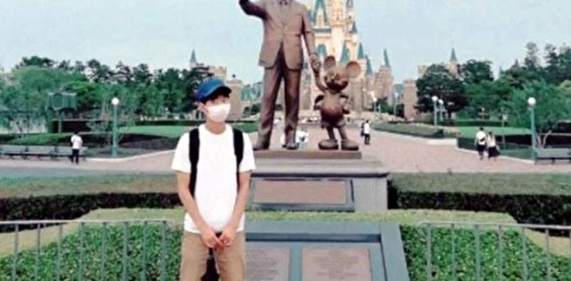 مردی که با آگهی بسیار عجیب پول در می‌آورد! +عکس