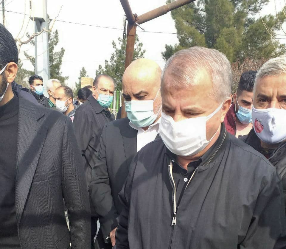 علی پروین در مراسم خاکسپاری زنده‌یاد مهرداد میناوند + عکس