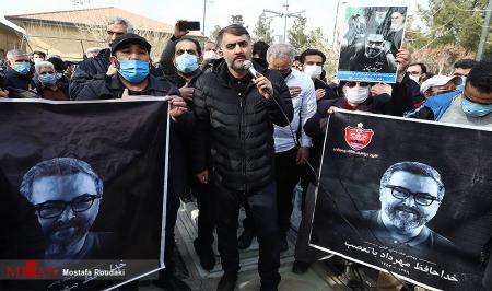 حضور مداح معروف در مراسم تدفین «مهرداد میناوند» + عکس