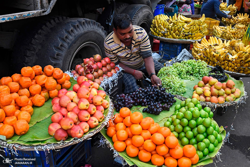 فروشنده میوه در کنار جاده ای در کلکته هند + عکس