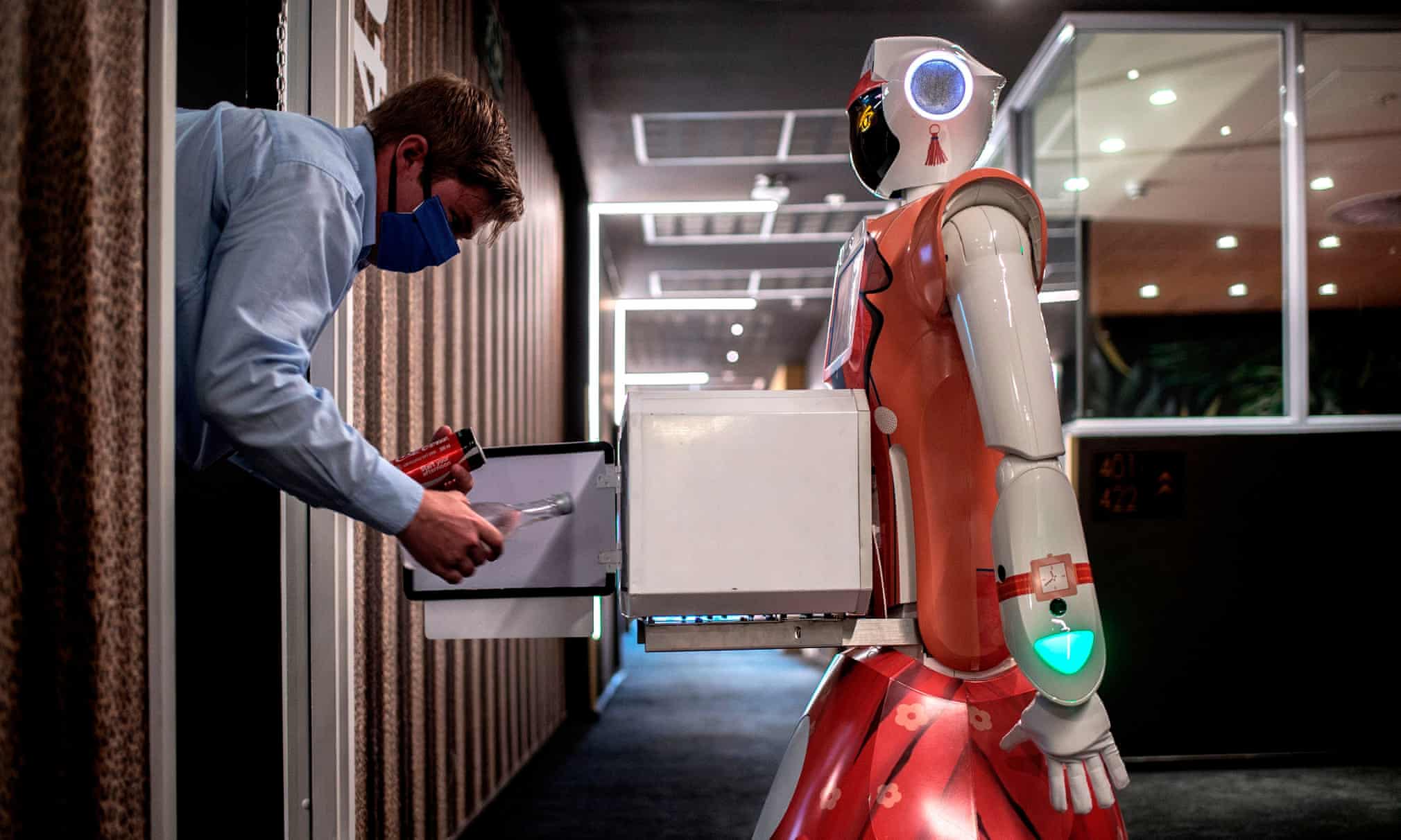 انجام وظیفه یک خدمه ربات در هتل + عکس
