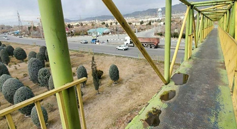 سرقت نرده‌های یک پل هوایی عابر پیاده در کرج + عکس