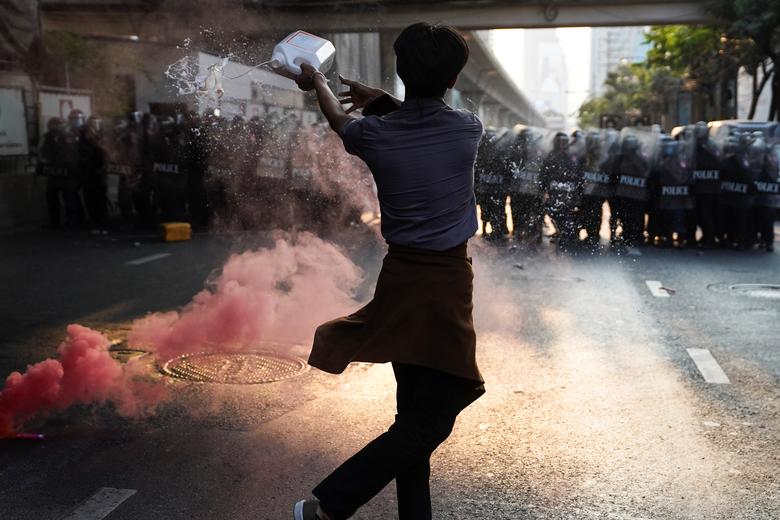 اقدام عجیب معترض تایلندی در درگیری با پلیس ضد شورش + عکس