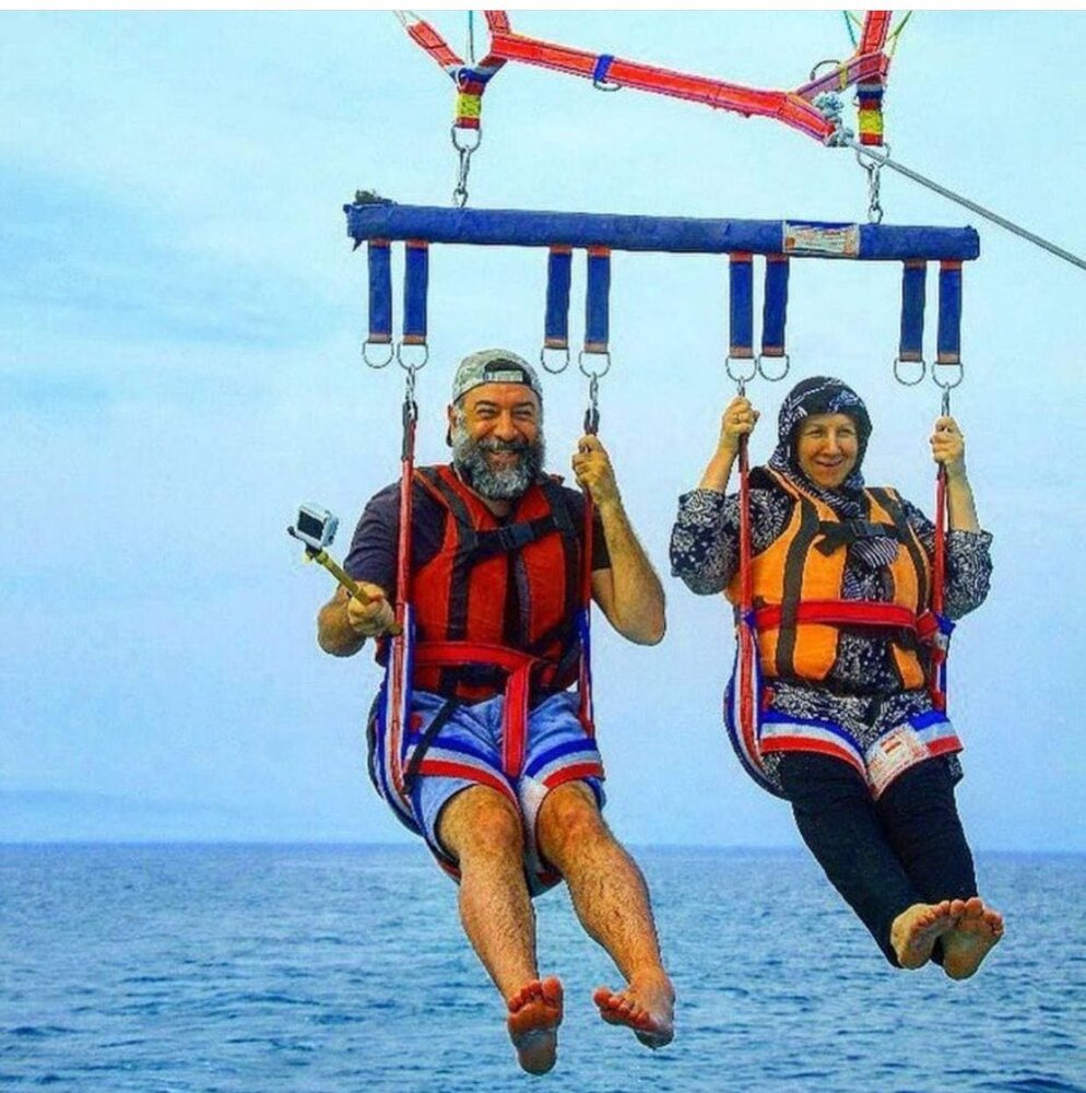 تصویری جالب از تفریح علی انصاریان و مادرش + عکس