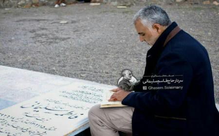 حاج قاسم در روز مادر بر سر مزار مادرش + عکس