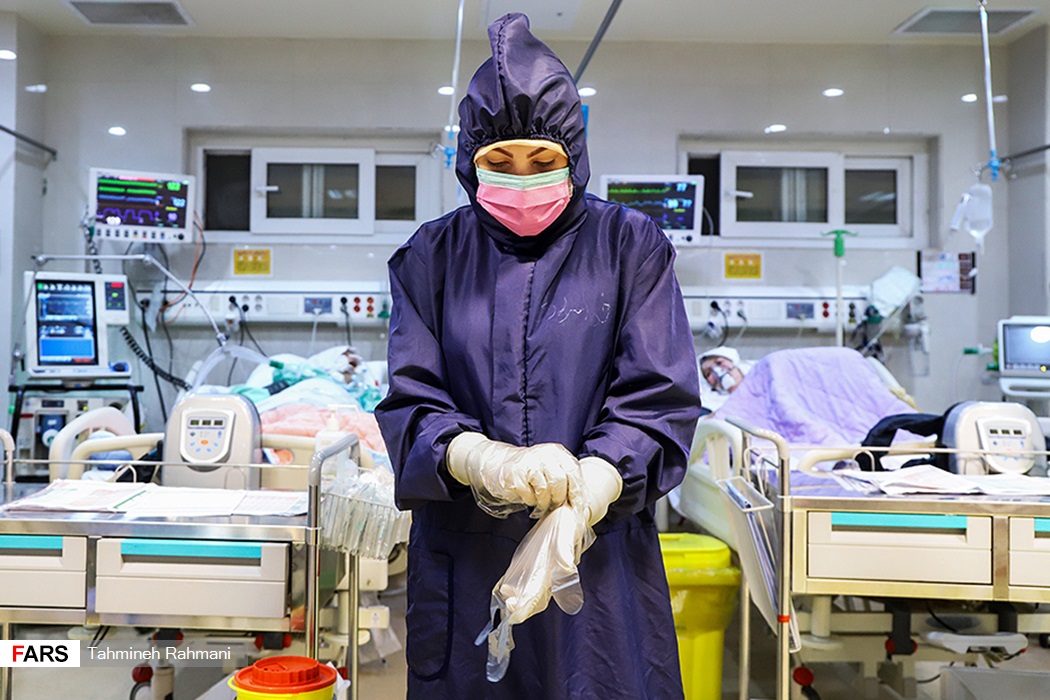 خدمت داوطلبانه دختری جوان به بیماران کرونایی + عکس