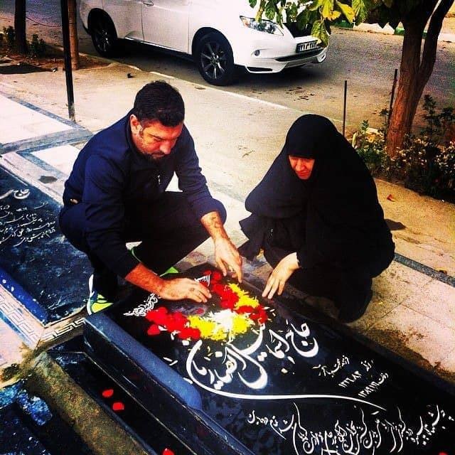 علی انصاریان و مادرش سر مزار پدرش + عکس