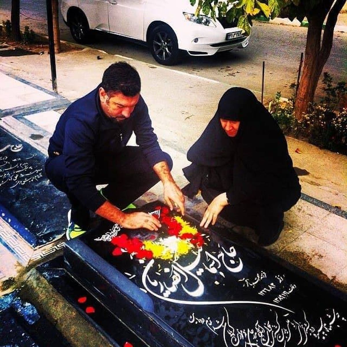 علی انصاریان و مادرش سر مزار پدر +عکس