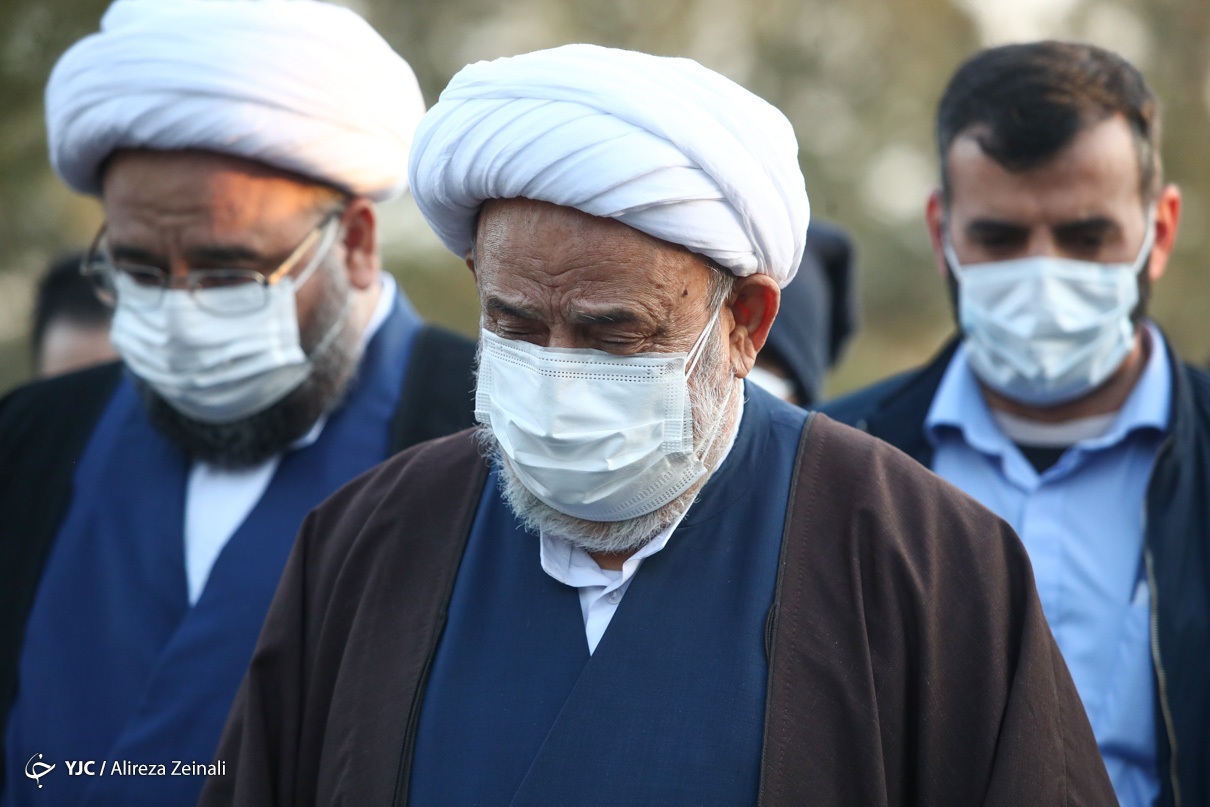  اقامه نماز بر پیکر علی انصاریان توسط حاج شیخ حسین انصاریان + عکس