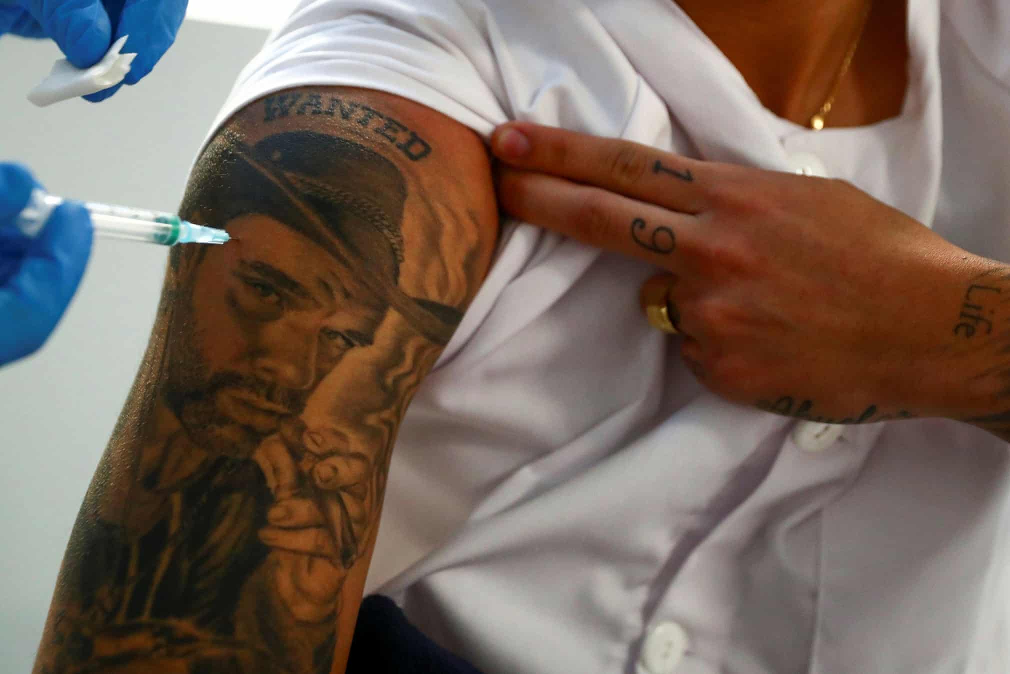 تزریق واکسن کرونا روی شقیقه طرحی از تتو! + عکس