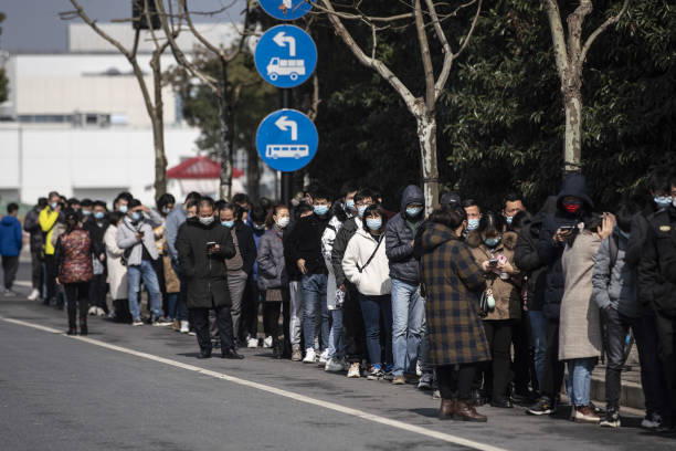 صف آزمایش کرونا در شانگهای + عکس