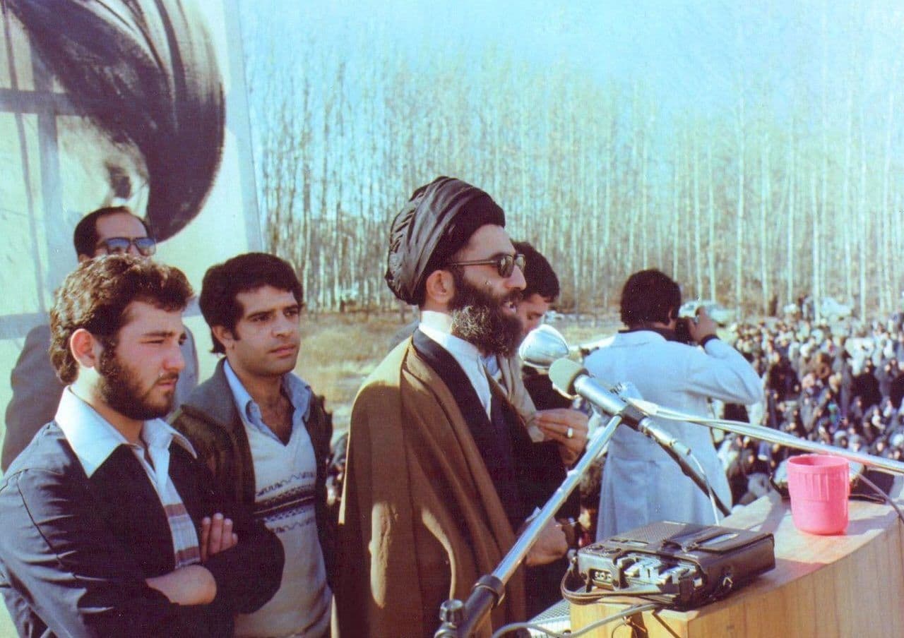 سخنرانی آیت‌الله خامنه‌ای در جریان تحصن مردم مشهد + عکس