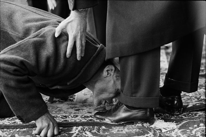 بوسیدن پای شاه! + عکس