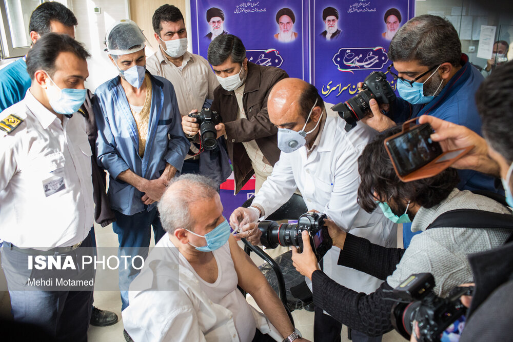 آغاز واکسیناسیون کادر درمان در قزوین + عکس