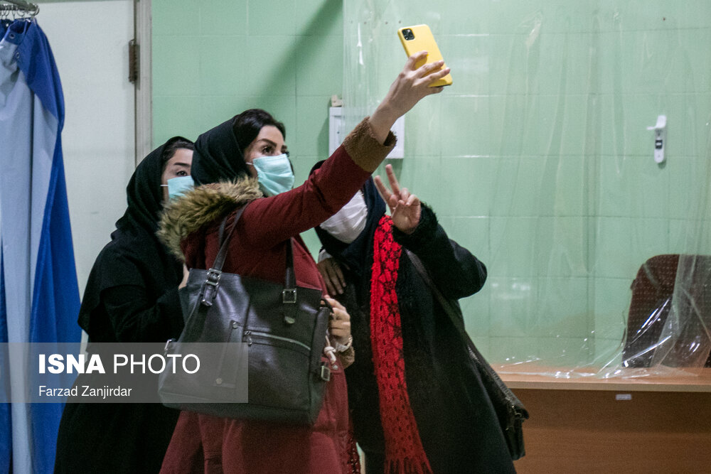 سلفی هنگام واکسیناسیون علیه کرونا! + عکس