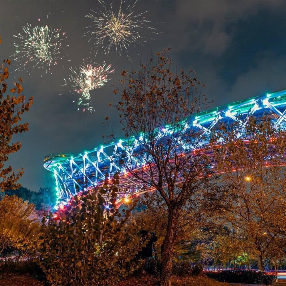  پل طبیعت تهران به رنگ پرچم ایران درآمد+ عکس