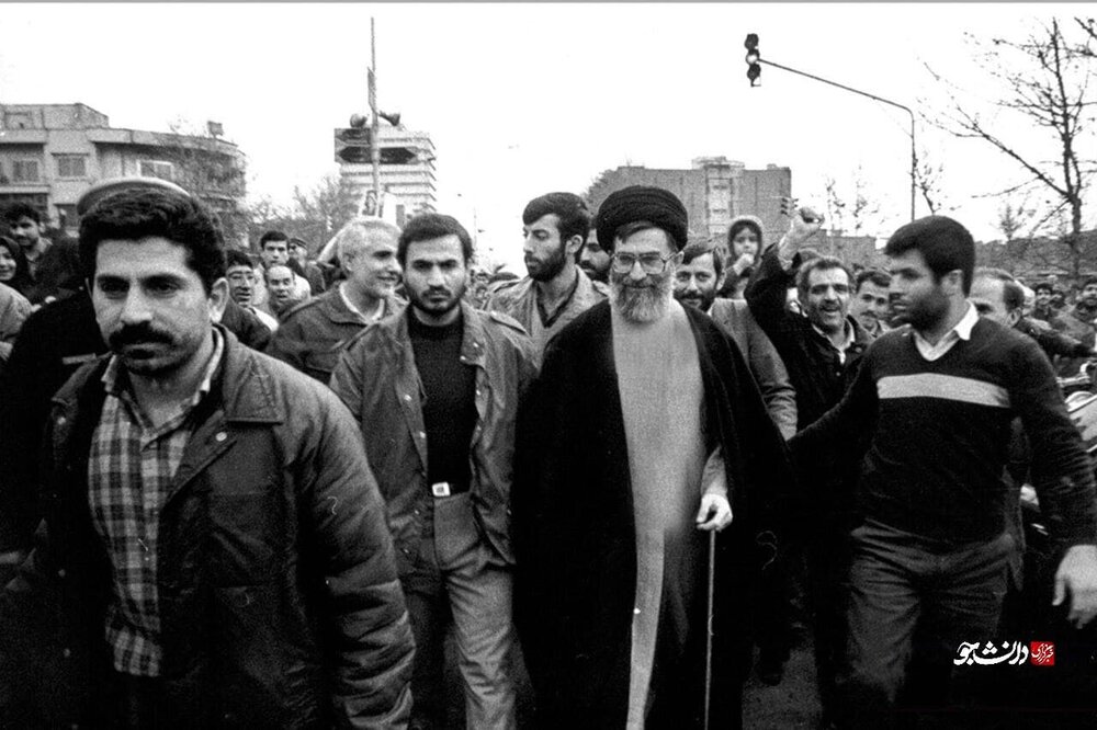  آیت‌الله خامنه‌ای در راهپیمایی ۲۲ بهمن+ عکس
