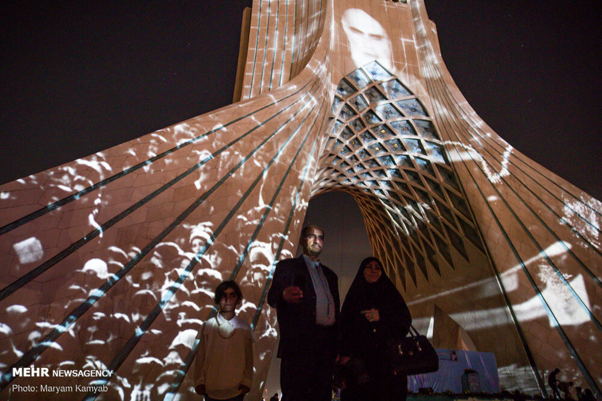  نورپردازی برج آزادی در شب سالگرد پیروزی انقلاب+ عکس
