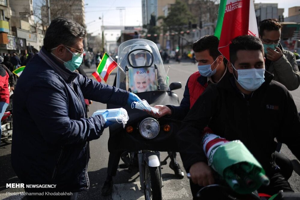 توزیع ماسک در راهپیمایی 22 بهمن + عکس
