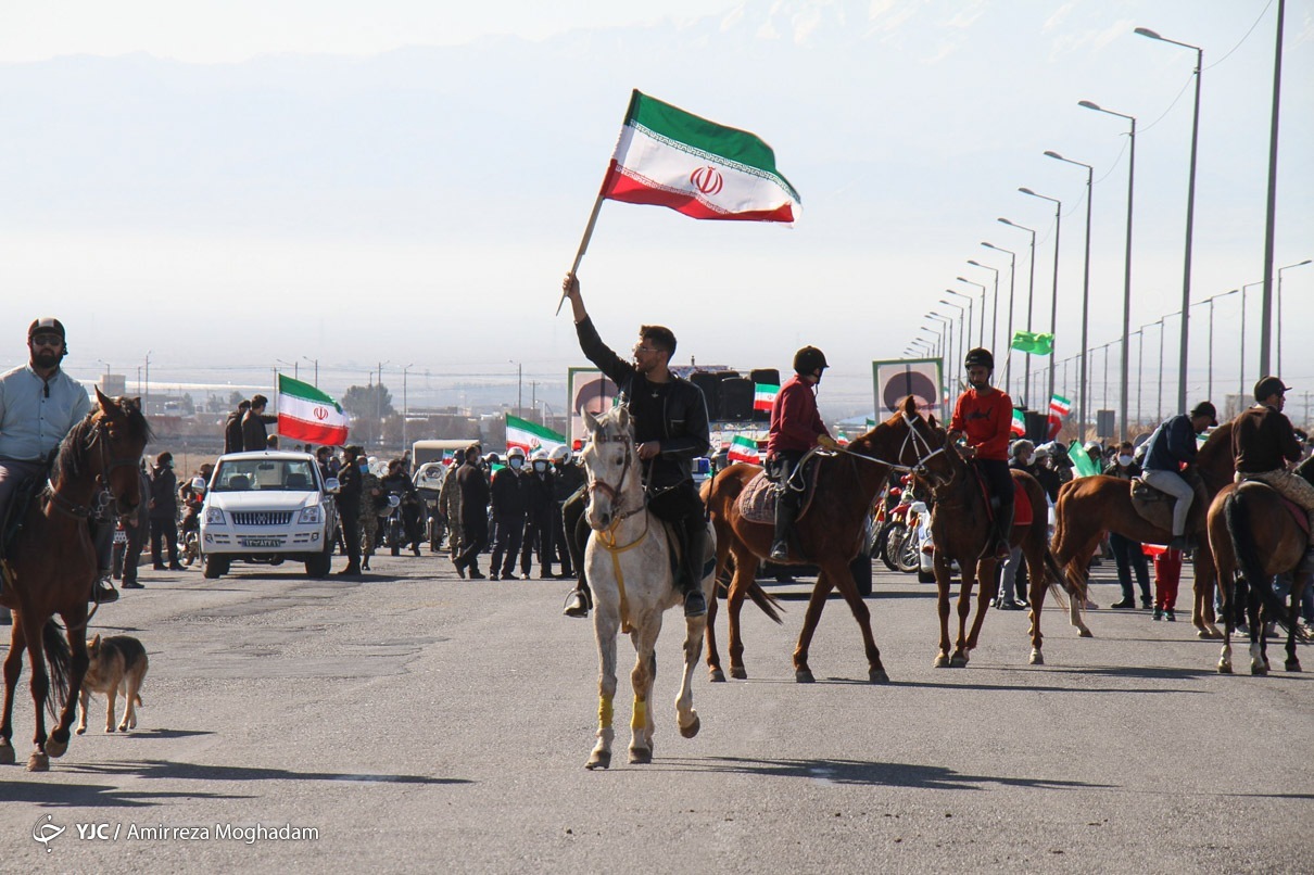 تصویری جالب از راهپیمایی با اسب در مراسم ۲۲ بهمن! + عکس