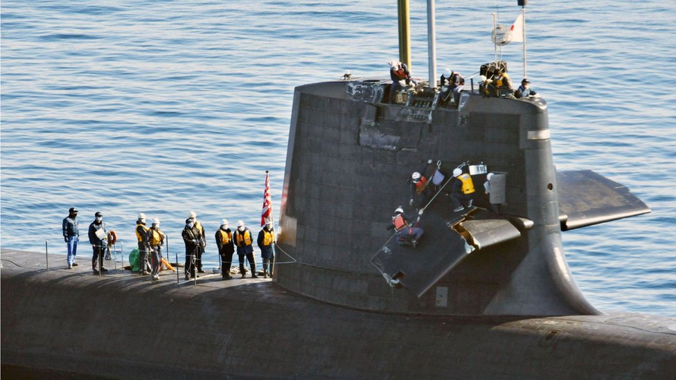 برخورد یک زیردریایی با یک کشتی باری در ژاپن + عکس