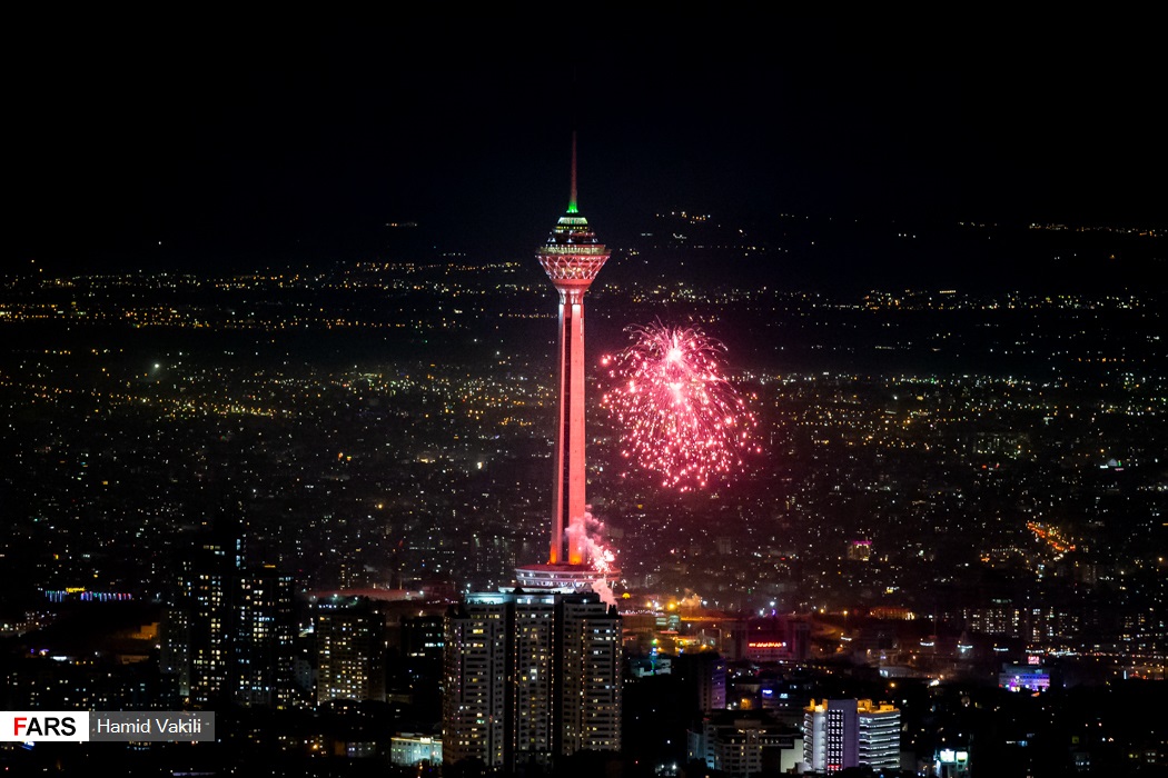 تصاویری خاص از نورافشانی در برج میلاد + عکس