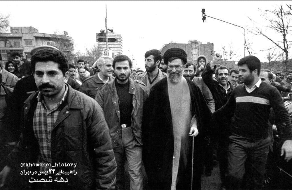 رهبر انقلاب در یکی از راهپیمایی‌های ۲۲ بهمن دهه شصت + عکس
