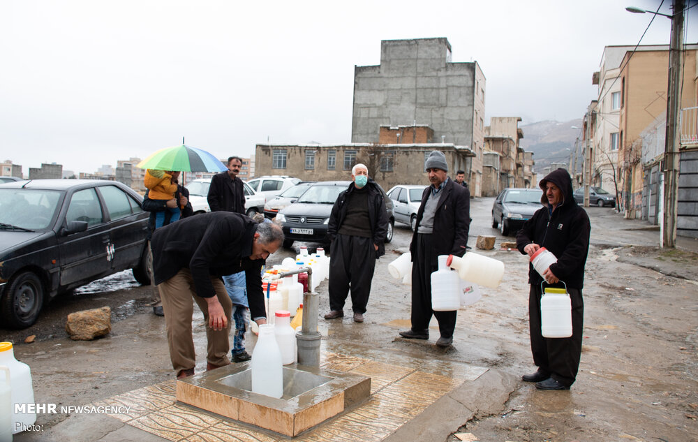 صف مردم سنندج برای تهیه آب شرب سالم + عکس