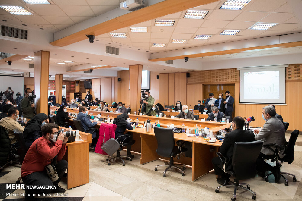 چای خوردن شهردار تهران هنگام نشست خبری + عکس