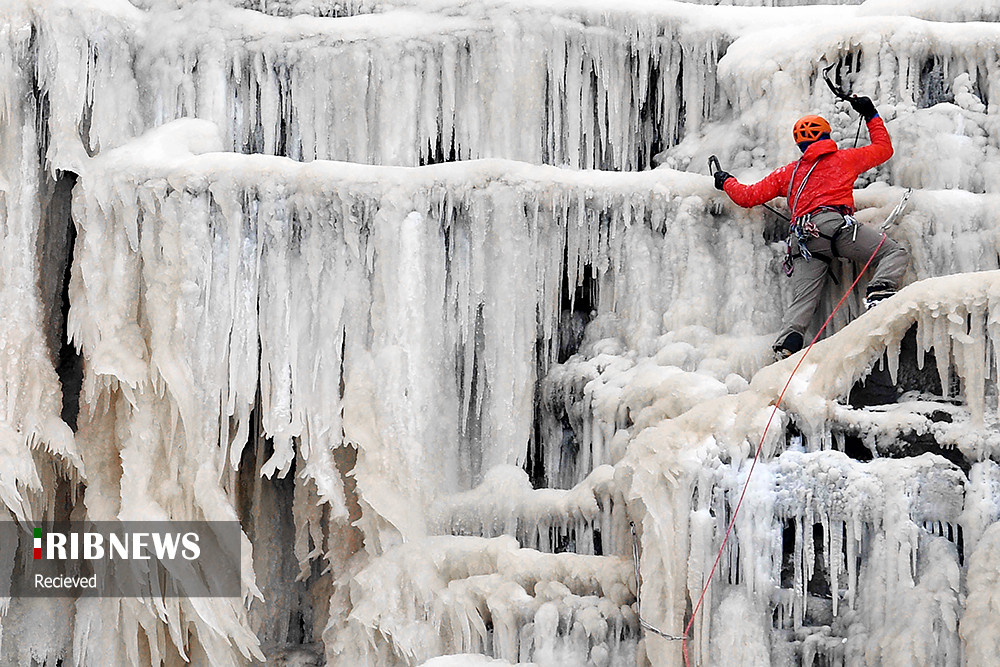 صخره نوردی روی کوه های یخ زده + عکس