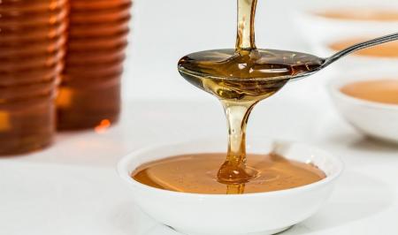  عسل را درشیر حل کنیم یا آب جوش